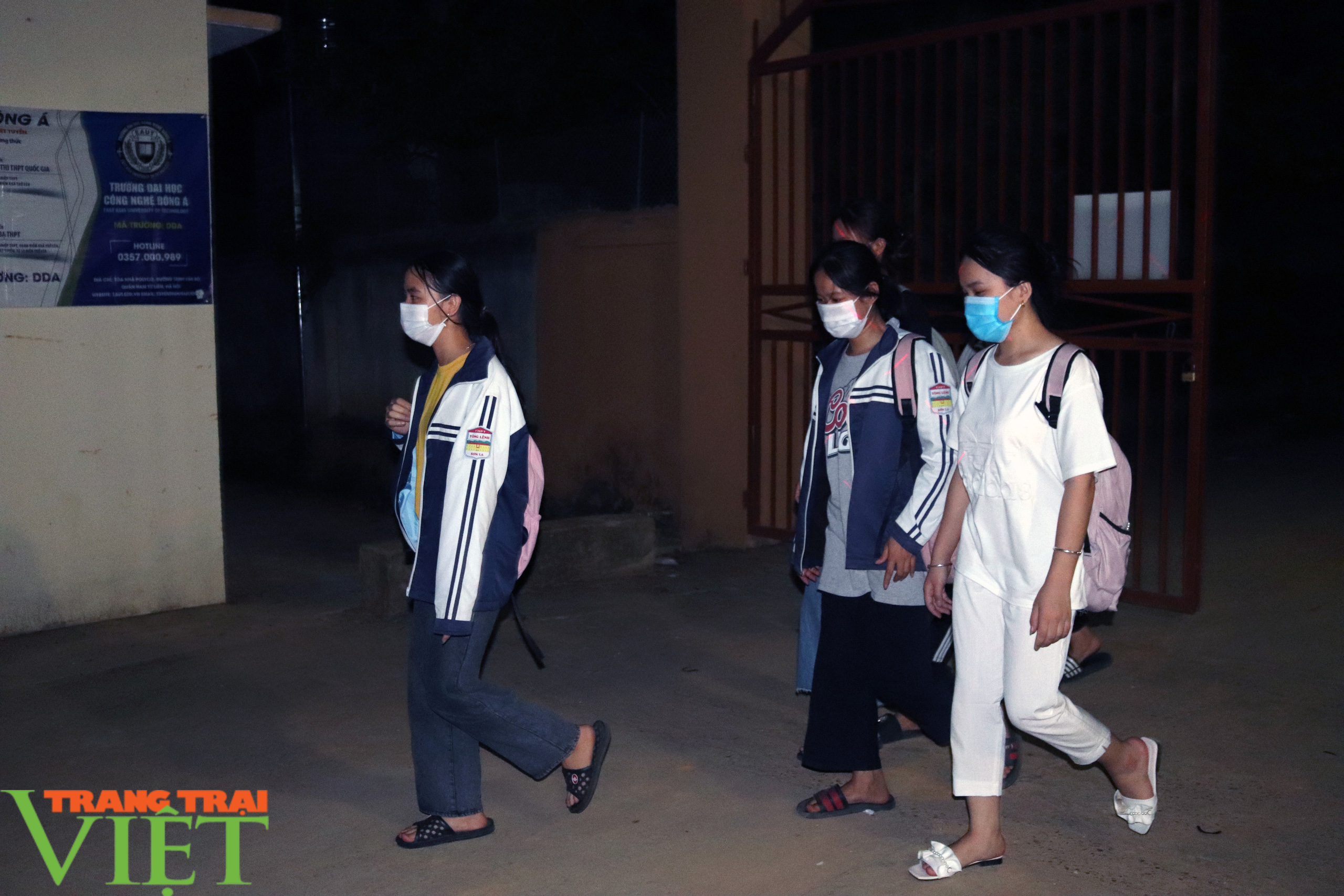Lớp học miễn phí ôn thi tốt nghiệp cho học sinh khó khăn - Ảnh 2. Lớp học miễn phí ôn thi tốt nghiệp cho học sinh khó khăn - Ảnh 2.