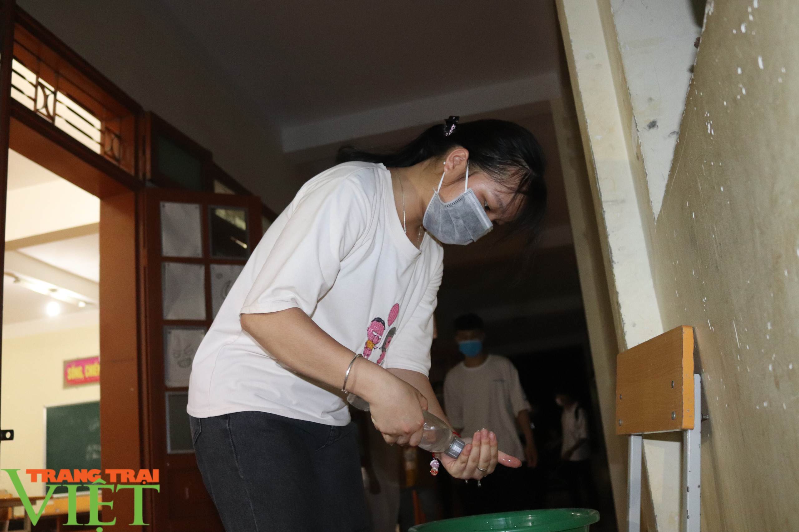Lớp học miễn phí ôn thi tốt nghiệp cho học sinh khó khăn - Ảnh 3. Lớp học miễn phí ôn thi tốt nghiệp cho học sinh khó khăn - Ảnh 3.