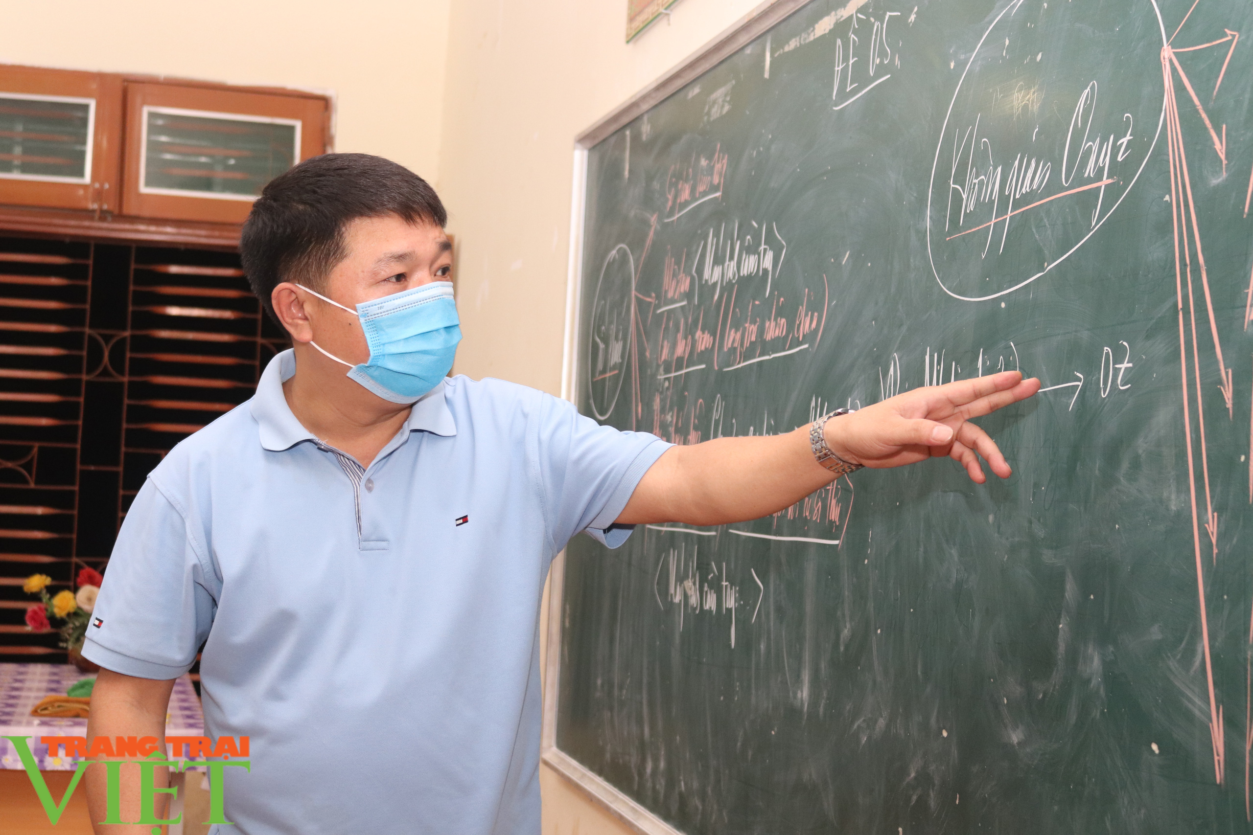 Lớp học miễn phí ôn thi tốt nghiệp cho học sinh khó khăn - Ảnh 4. Lớp học miễn phí ôn thi tốt nghiệp cho học sinh khó khăn - Ảnh 4.