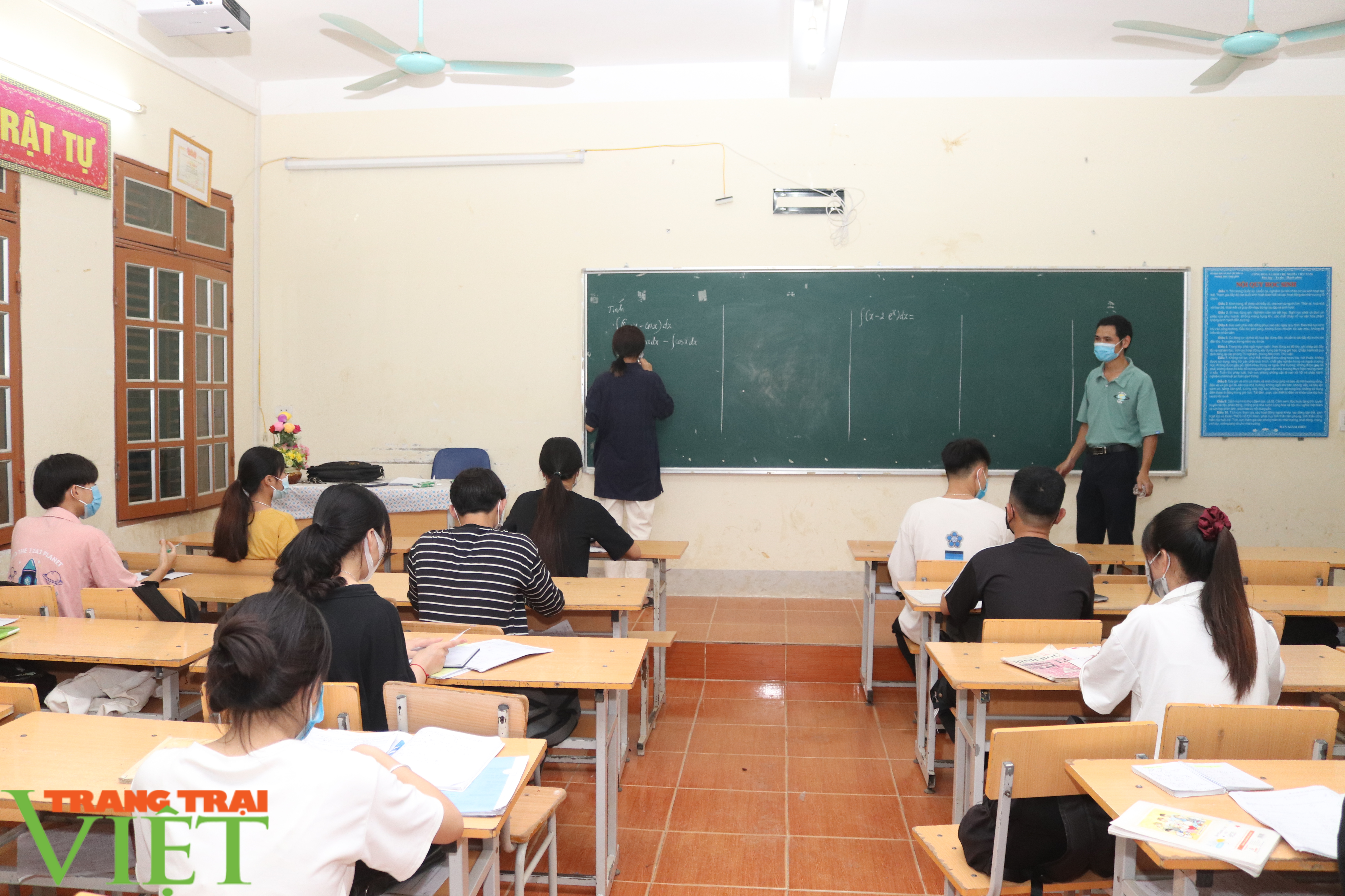 Lớp học miễn phí ôn thi tốt nghiệp cho học sinh khó khăn - Ảnh 5. Lớp học miễn phí ôn thi tốt nghiệp cho học sinh khó khăn - Ảnh 5.