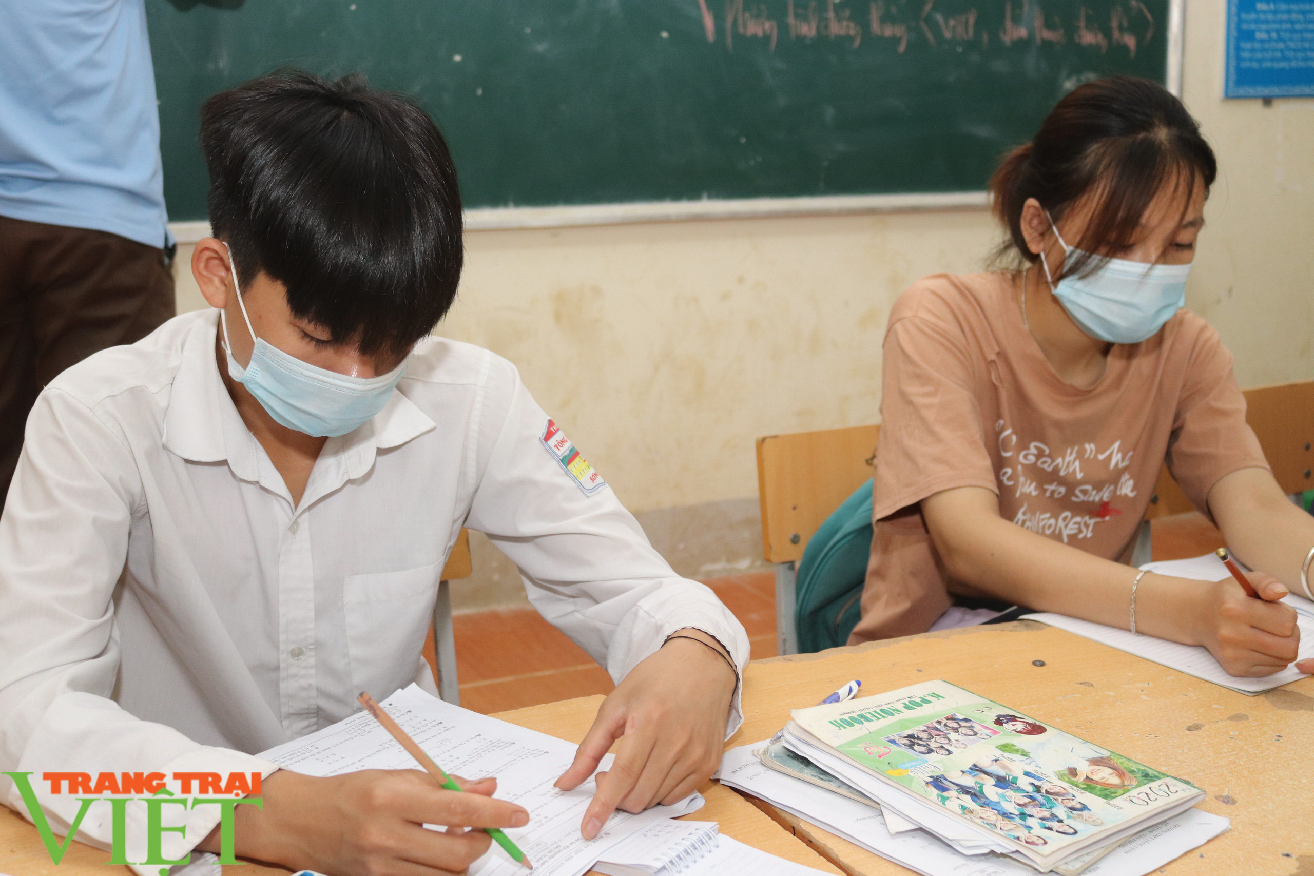 Lớp học miễn phí ôn thi tốt nghiệp cho học sinh khó khăn - Ảnh 6. Lớp học miễn phí ôn thi tốt nghiệp cho học sinh khó khăn - Ảnh 6.