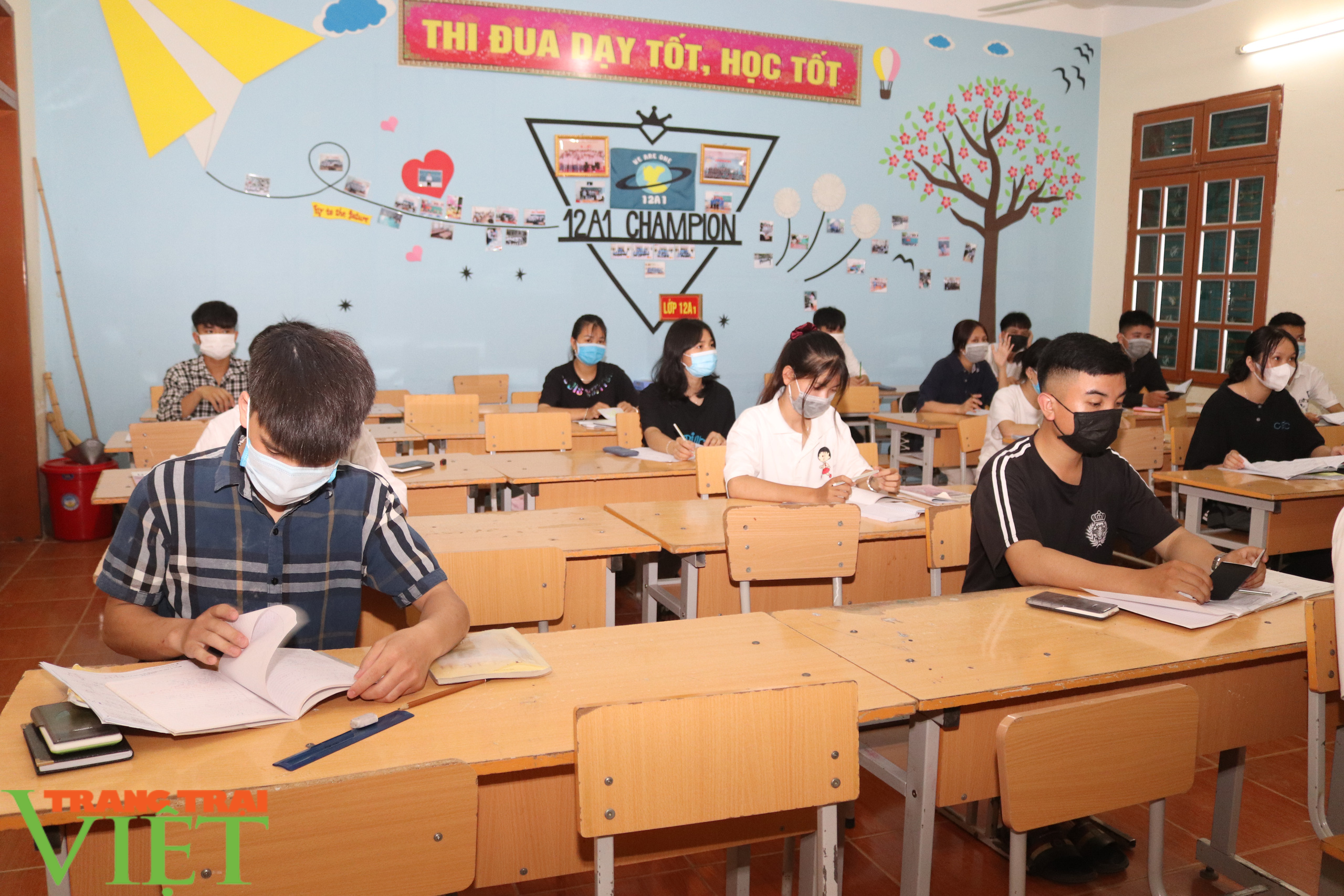 Lớp học miễn phí ôn thi tốt nghiệp cho học sinh khó khăn - Ảnh 7. Lớp học miễn phí ôn thi tốt nghiệp cho học sinh khó khăn - Ảnh 7.