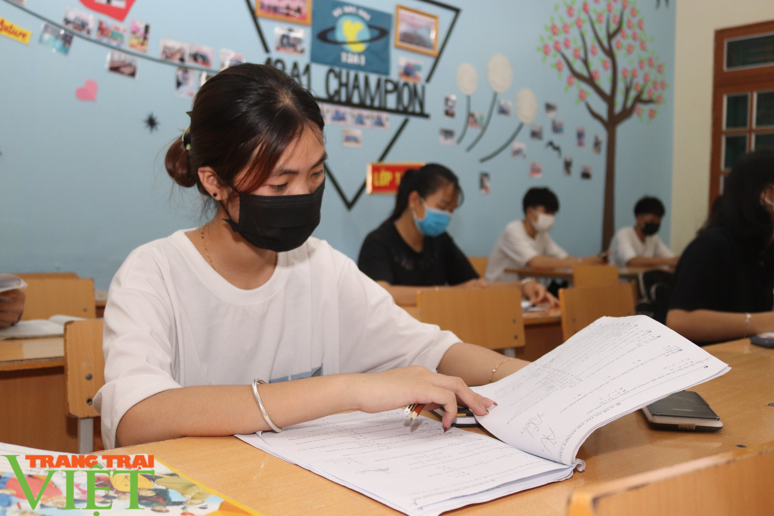 Lớp học miễn phí ôn thi tốt nghiệp cho học sinh khó khăn - Ảnh 8. Lớp học miễn phí ôn thi tốt nghiệp cho học sinh khó khăn - Ảnh 8.