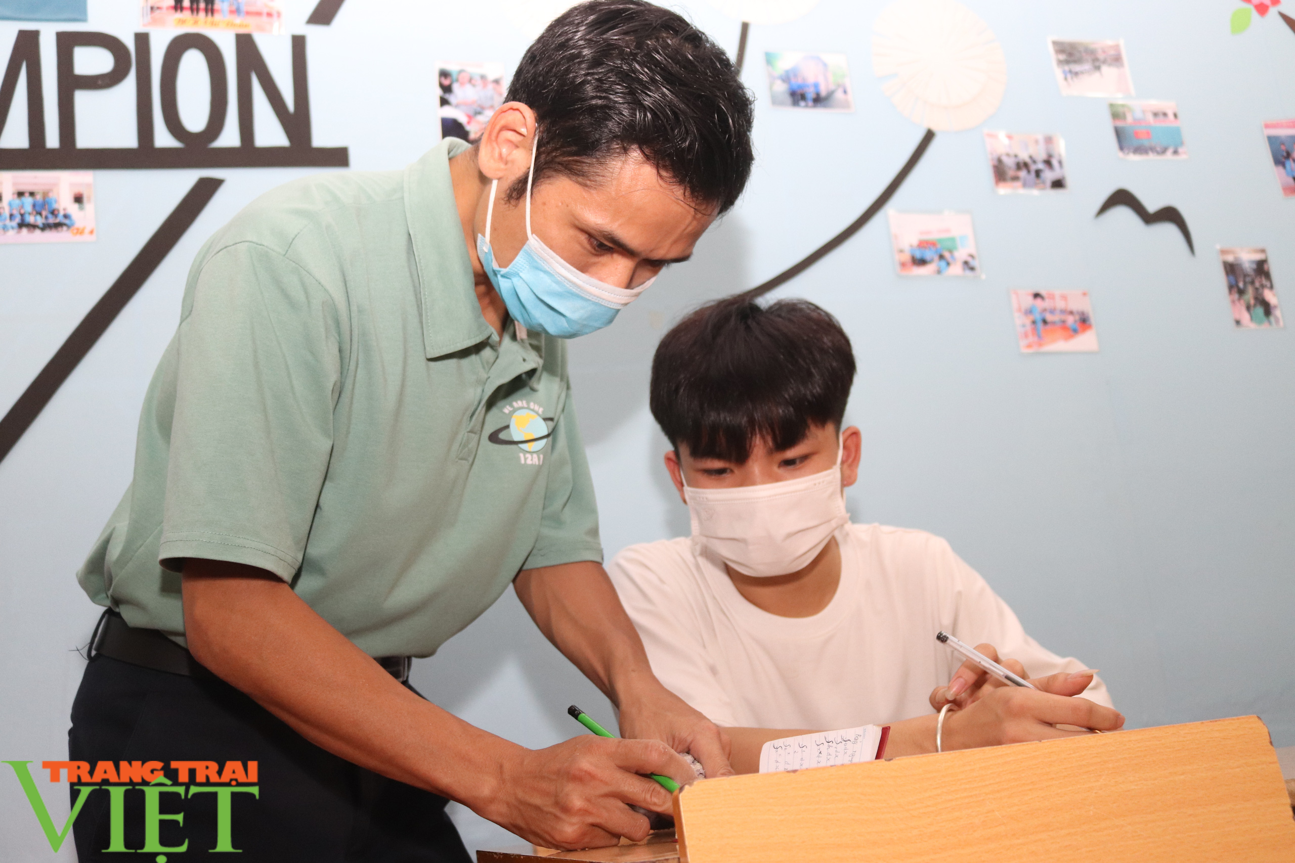 Lớp học miễn phí ôn thi tốt nghiệp cho học sinh khó khăn - Ảnh 9. Lớp học miễn phí ôn thi tốt nghiệp cho học sinh khó khăn - Ảnh 9.