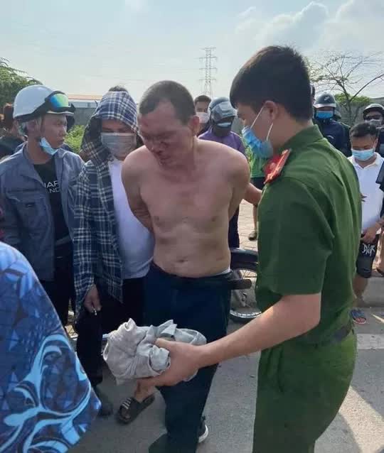 Lời khai của kẻ mang lệnh truy nã rút dao đâm tài xế taxi - Ảnh 1.