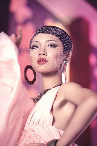 Người mẫu Hoàng Thùy sau 10 năm bước chân vào showbiz giờ ra sao? - Ảnh 4.