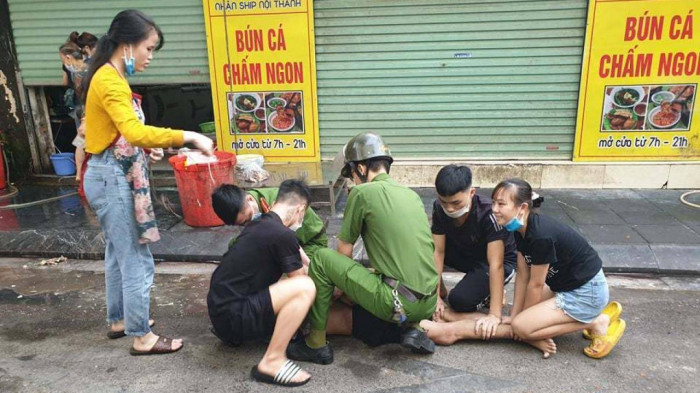 Cận cảnh khống chế kẻ nghi ngáo đá dọa giết người đi đường, đánh công an, chặn ô tô trấn tiền - Ảnh 4.