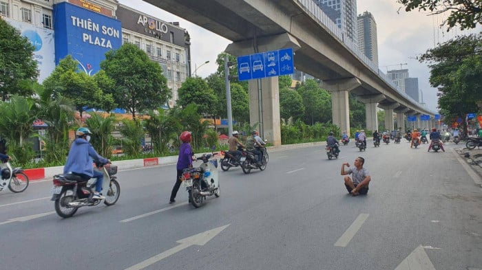 Cận cảnh khống chế kẻ nghi ngáo đá dọa giết người đi đường, đánh công an, chặn ô tô trấn tiền - Ảnh 3.