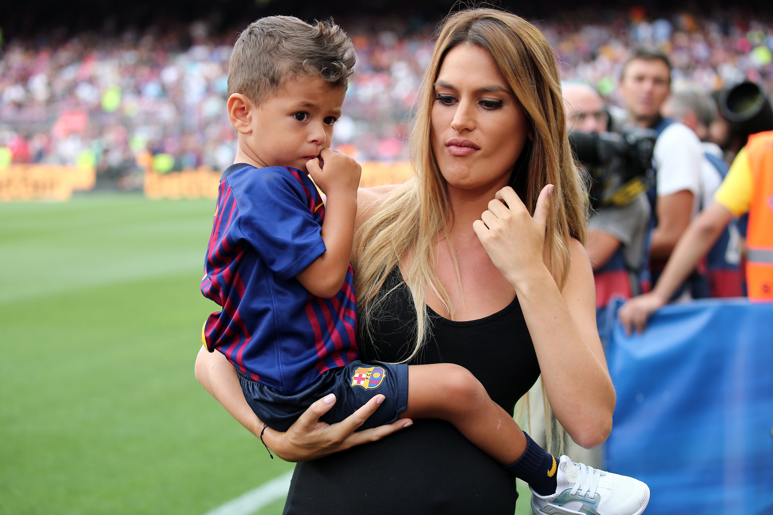 Barca sẽ giữ được Messi ở lại nhờ có... vợ Busquets? - Ảnh 3.