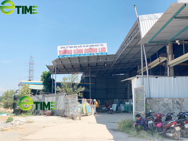 Quảng Ngãi: Xưởng kính Công ty Nhật Tân tung, phủ bụi kính khu dân cư - Ảnh 1. Quảng Ngãi: Xưởng kính Công ty Nhật Tân tung, phủ bụi kính khu dân cư - Ảnh 1.