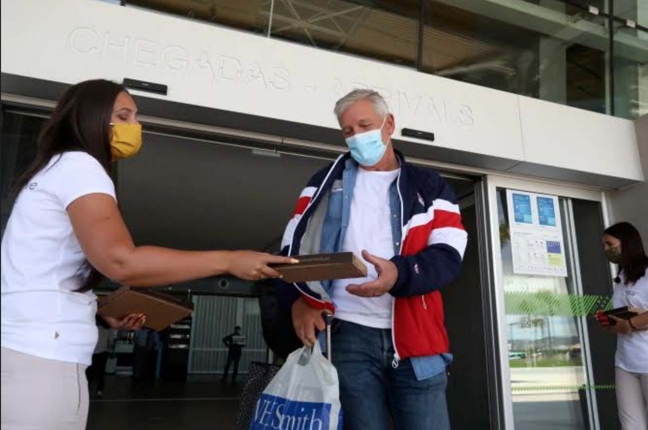 Anh: &quot;Biển người&quot; vật vã chờ lên bay đi du du lịch nước ngoài - Ảnh 6.