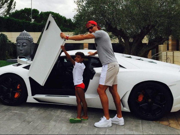 Ronaldo vung 280 nghìn tỷ mua siêu xe Bugatti phiên bản đặc biệt - Ảnh 3.