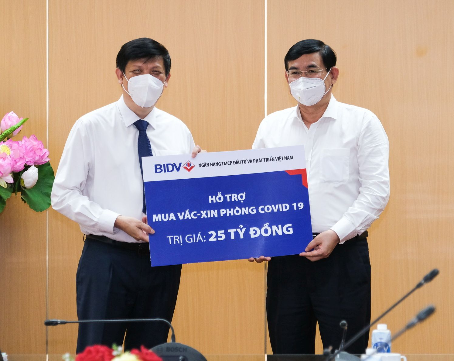 BIDV ủng hộ 25 tỷ đồng mua vắc - xin phòng Covid-19 - Ảnh 1.