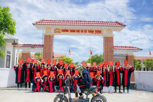 Những sự cố khi chụp ảnh kỷ yếu khiến học sinh phải khóc thét - Ảnh 2.