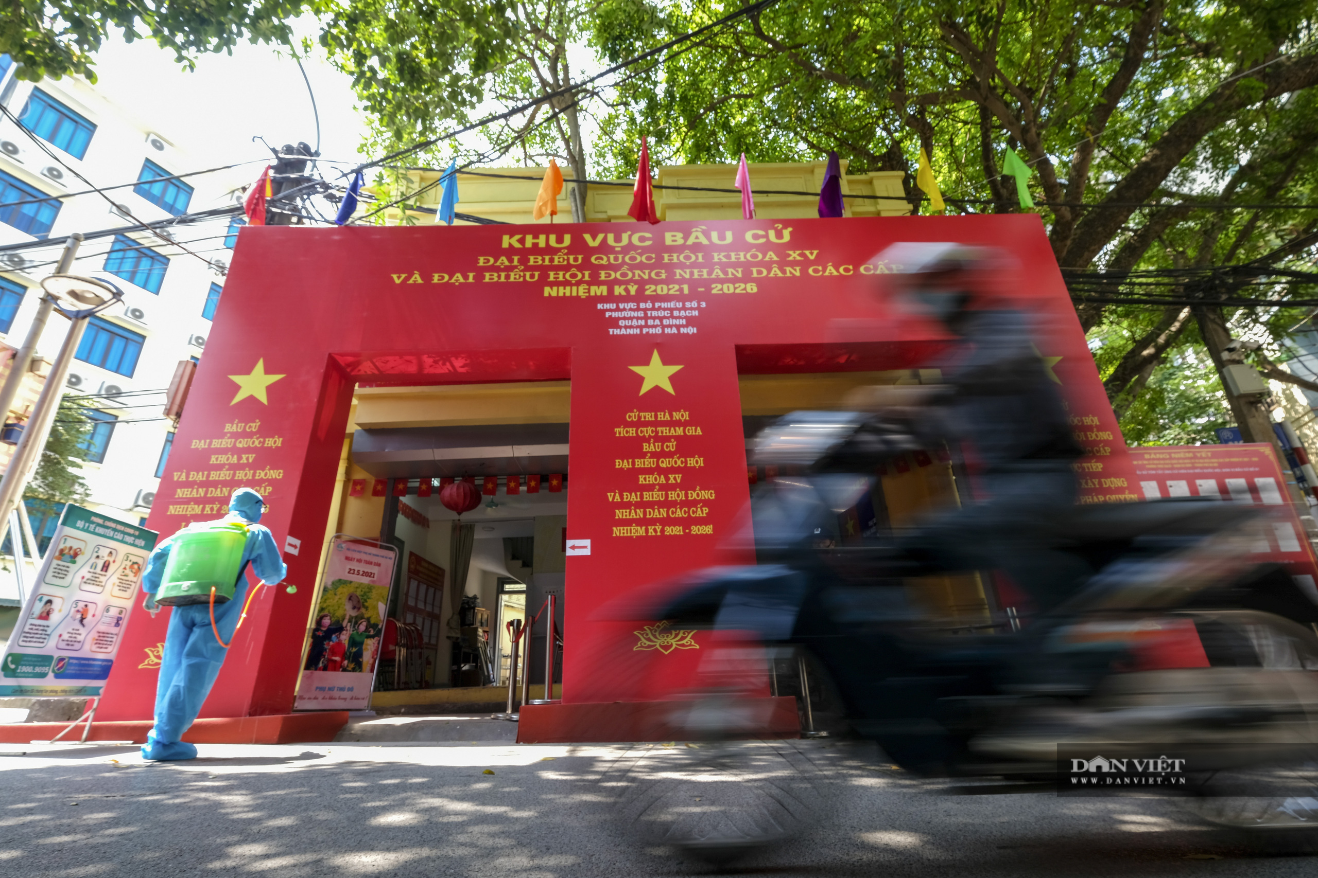 Hà Nội: Thực hiện phun khử khuẩn phòng dịch Covid-19 tại điểm bầu cử - Ảnh 1.