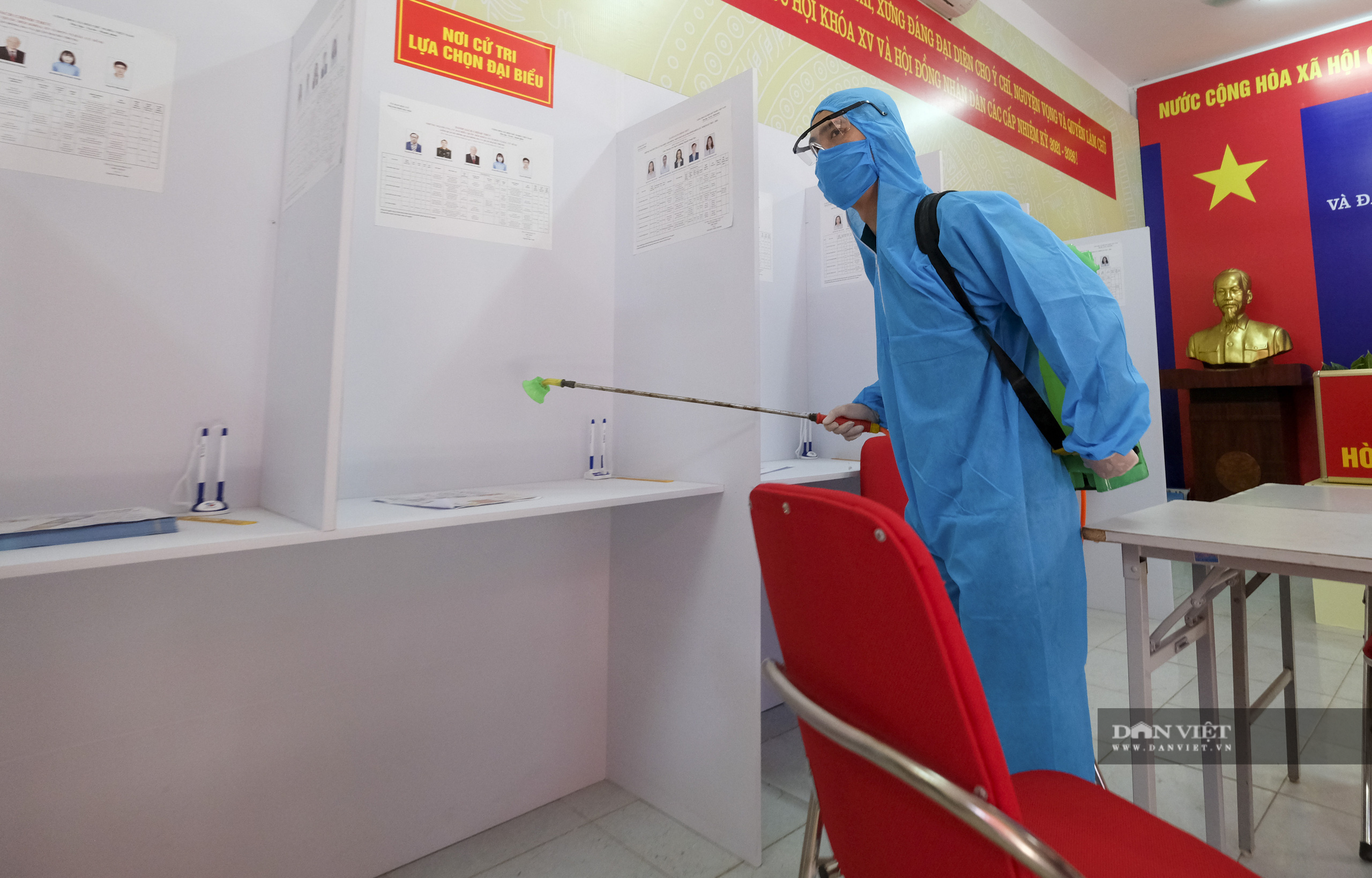 Hà Nội: Thực hiện phun khử khuẩn phòng dịch Covid-19 tại điểm bầu cử - Ảnh 7.