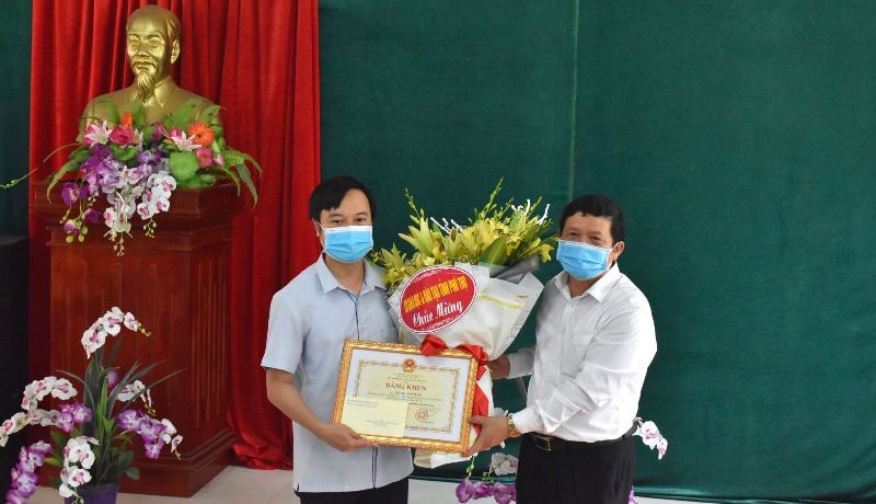 Một mình cứu 3 người đuối nước ở sông Hồng, thầy giáo dũng cảm nhận bằng khen Bộ GD-ĐT - Ảnh 1.