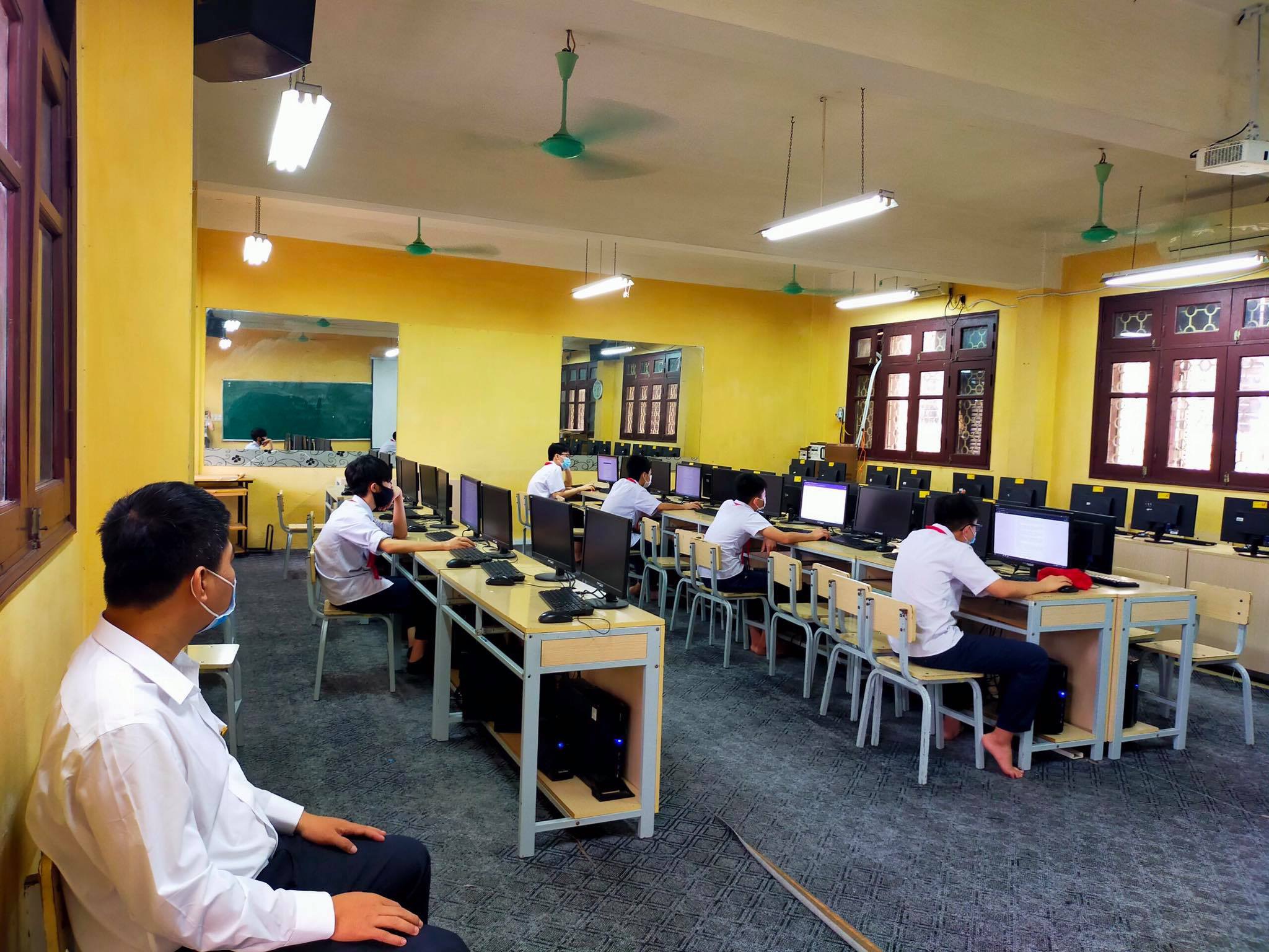 Trường công đầu tiên kiểm tra học kỳ trực tuyến và những tình huống &quot;khó đỡ&quot;  - Ảnh 1.