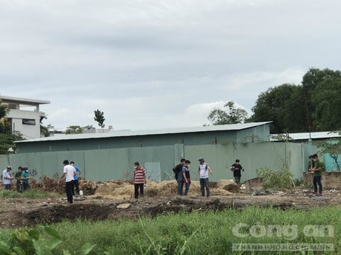5 người chở nhau vào bãi đất trống, 4 người bỏ đi và 1 người chết thảm - Ảnh 1.