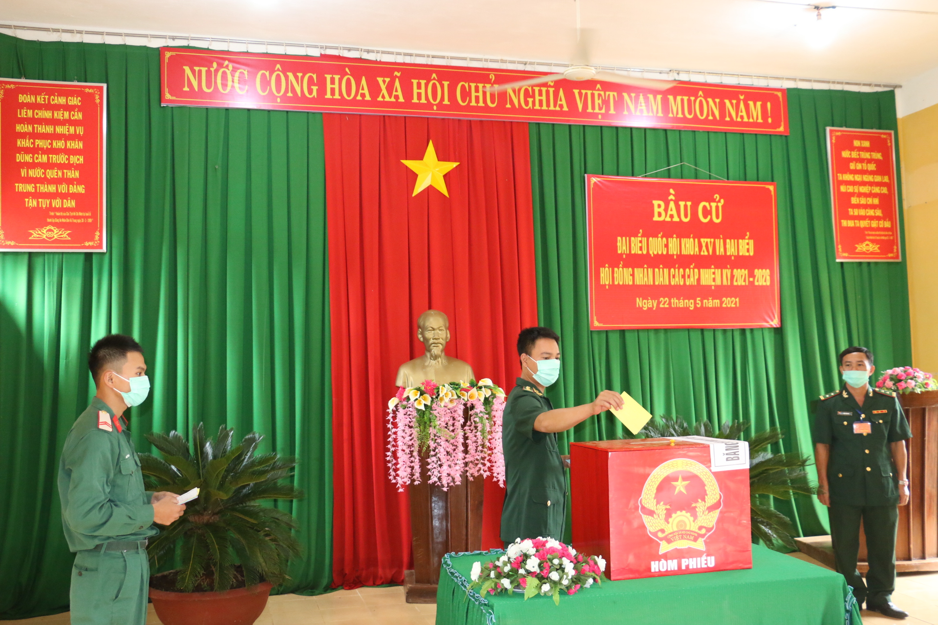 TRỰC TIẾP: Gần 70 triệu cử tri đi bầu đại biểu Quốc hội khóa XV và đại biểu HĐND các cấp nhiệm kỳ 2021-2026 - Ảnh 1.