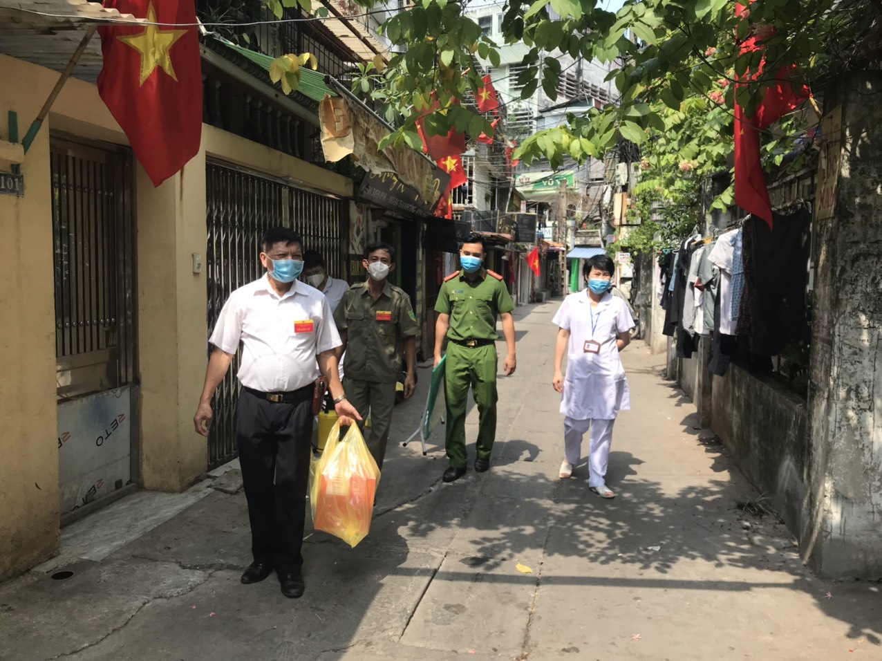 Hình ảnh &quot;biết nói&quot; của những &quot;chiến sỹ thầm lặng&quot; trong ngày bầu cử ở Hà Nội - Ảnh 7.