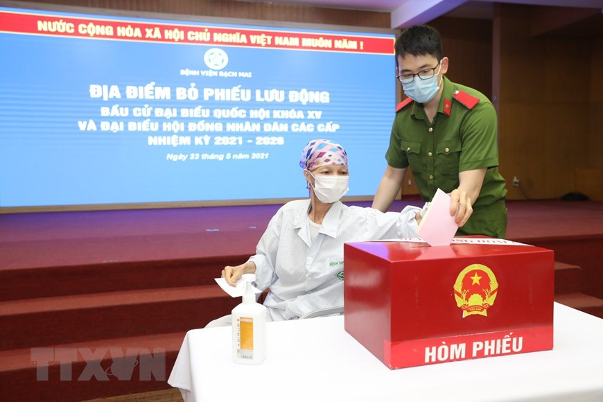 Loạt hình ảnh xúc động trong ngày bầu cử - Ảnh 5.