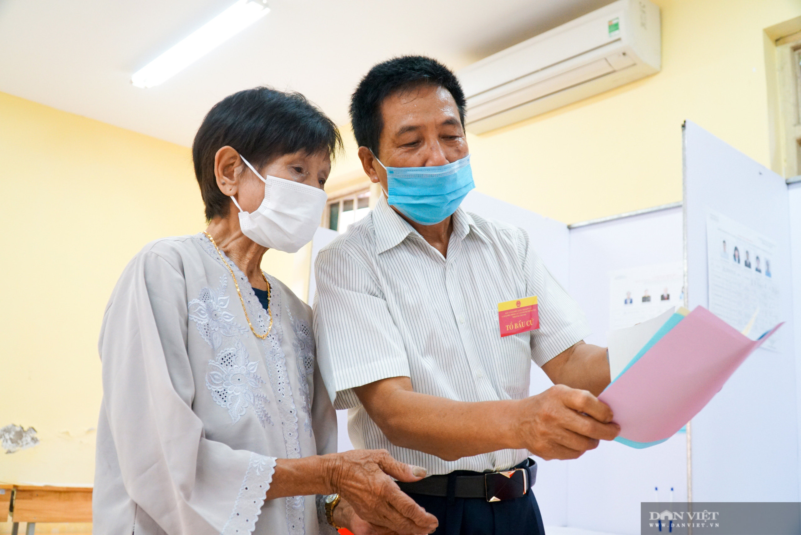 Loạt hình ảnh xúc động trong ngày bầu cử trên khắp cả nước - Ảnh 3.