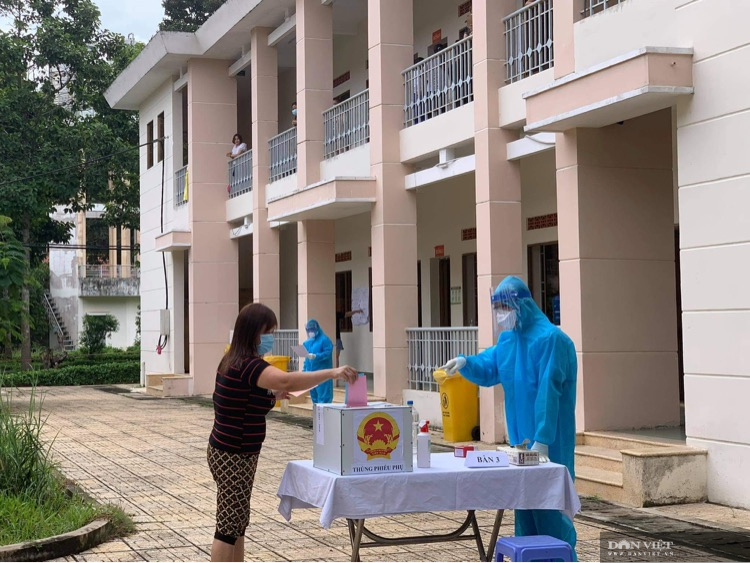 Ngày hội bầu cử 23/5: Mang thùng phiếu đến tận giường cho người bệnh - Ảnh 6.