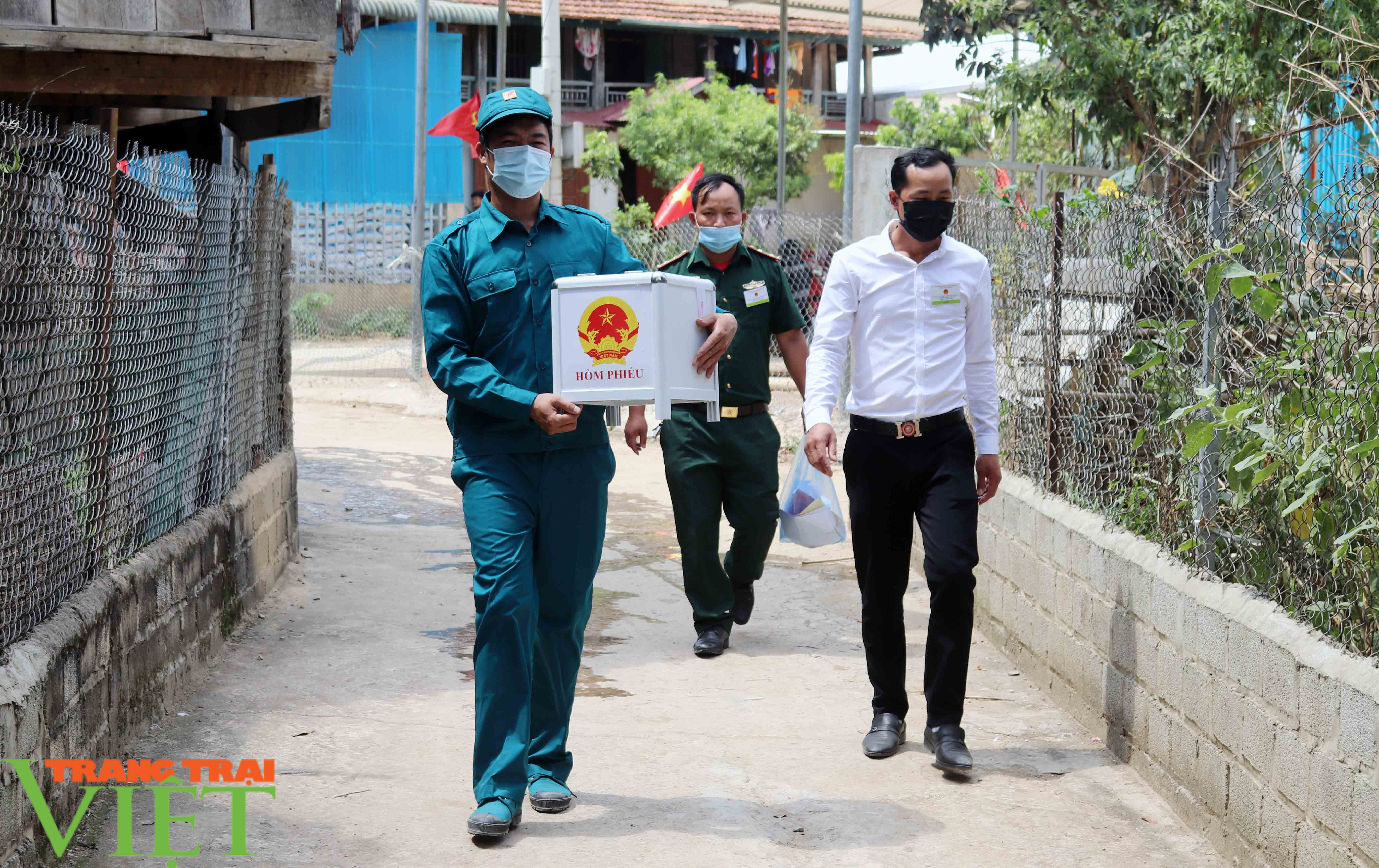 Sơn La: Mang thùng phiếu lưu động đến với những cư tri &quot;đặc biệt&quot; ở biên giới - Ảnh 2.