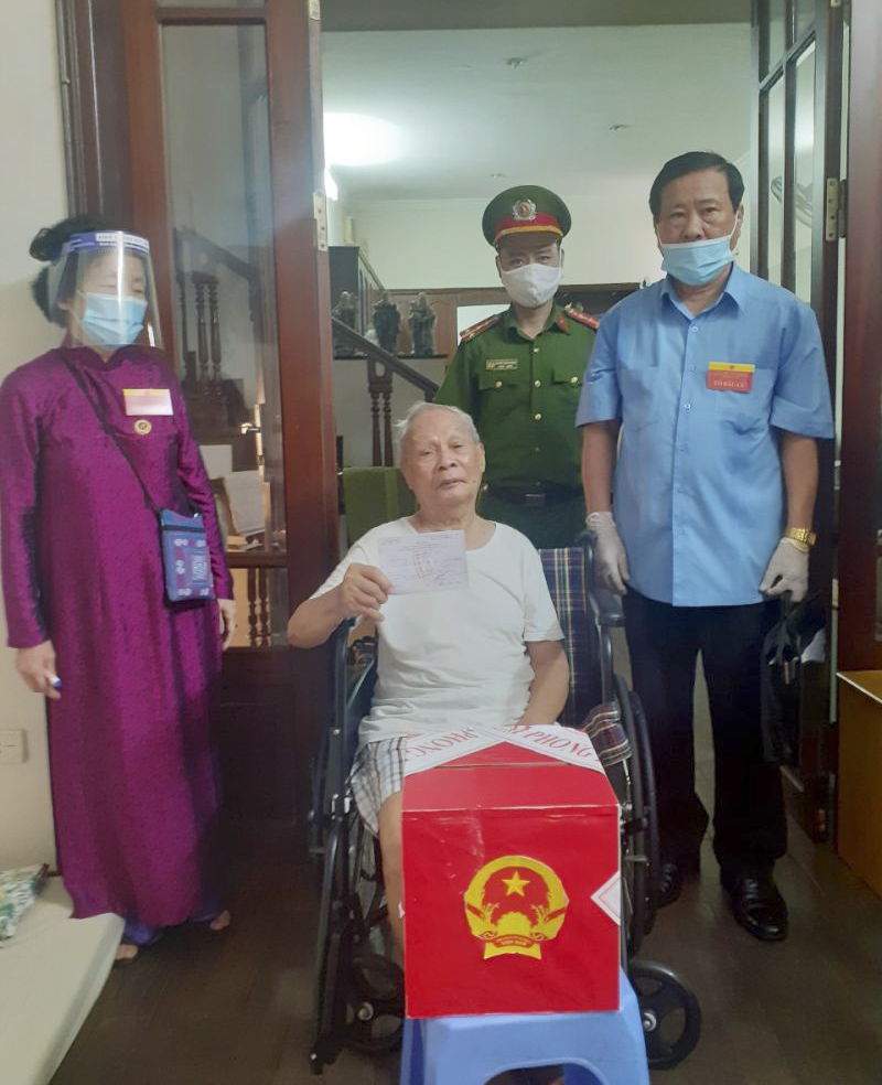 Hình ảnh &quot;biết nói&quot; của những &quot;chiến sỹ thầm lặng&quot; trong ngày bầu cử ở Hà Nội - Ảnh 11.