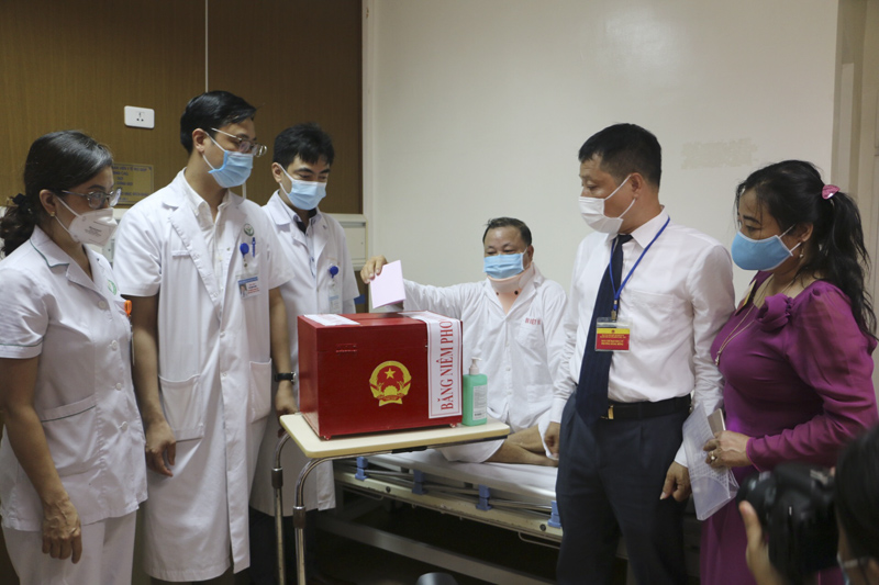 Hình ảnh &quot;biết nói&quot; của những &quot;chiến sỹ thầm lặng&quot; trong ngày bầu cử ở Hà Nội - Ảnh 2.