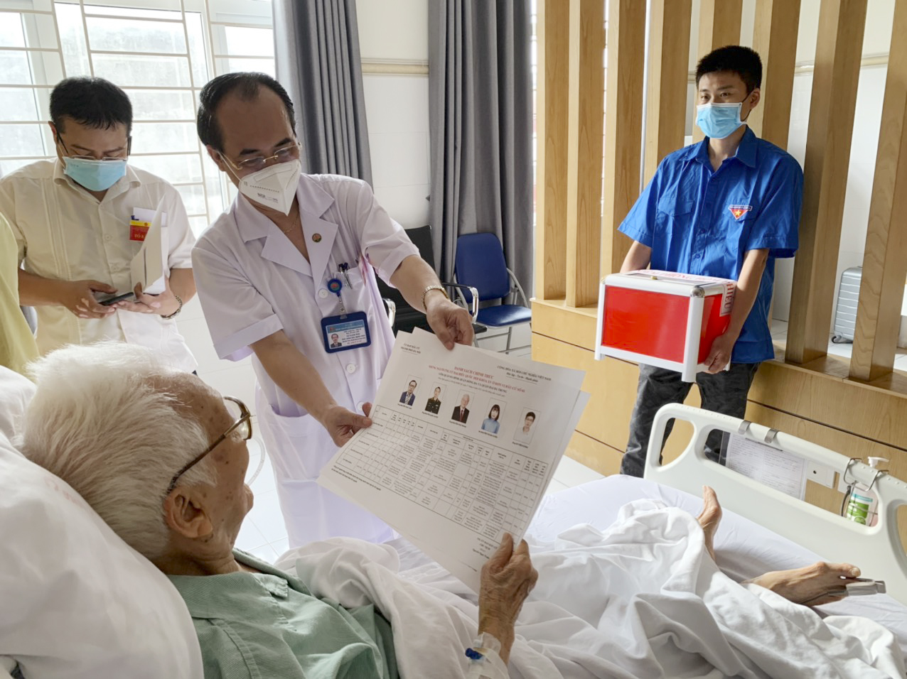 Hình ảnh &quot;biết nói&quot; của những &quot;chiến sỹ thầm lặng&quot; trong ngày bầu cử ở Hà Nội - Ảnh 4.