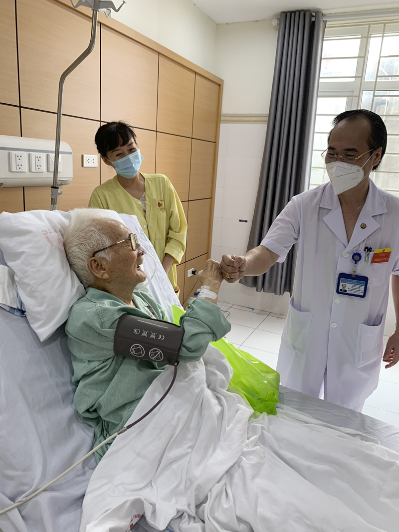Hình ảnh &quot;biết nói&quot; của những &quot;chiến sỹ thầm lặng&quot; trong ngày bầu cử ở Hà Nội - Ảnh 6.
