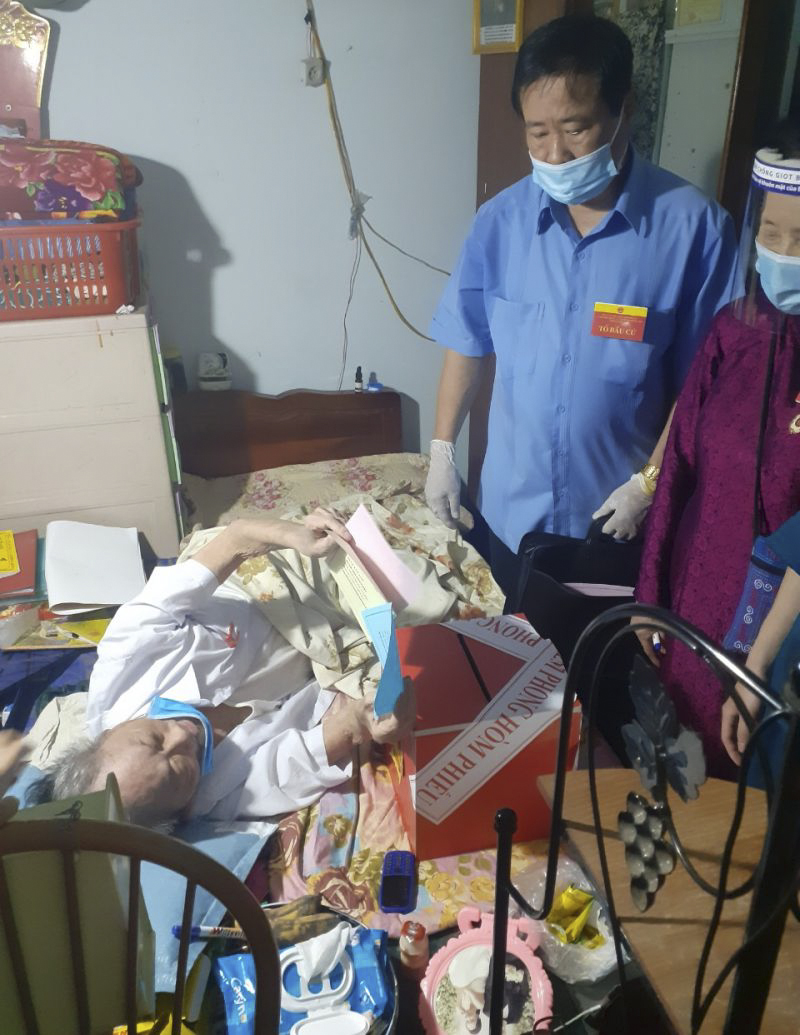 Hình ảnh &quot;biết nói&quot; của những &quot;chiến sỹ thầm lặng&quot; trong ngày bầu cử ở Hà Nội - Ảnh 10.