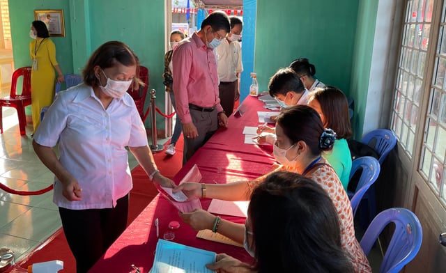Quảng Ngãi: Nữ Bí thư, Chủ tịch HĐND tỉnh thực hiện quyền công dân trong ngày hội non sông  - Ảnh 4.