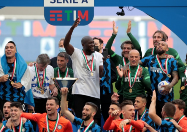 CHÙM ẢNH: Inter Milan ăn mừng chức vô địch Serie A sau hơn 1 thập kỷ - Ảnh 2.