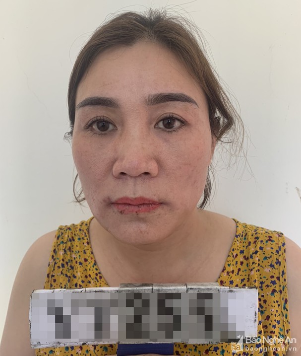 Bị cảnh sát ập vào bắt, &quot;nữ quái&quot; nuốt chửng gói ma túy hòng phi tang - Ảnh 2.