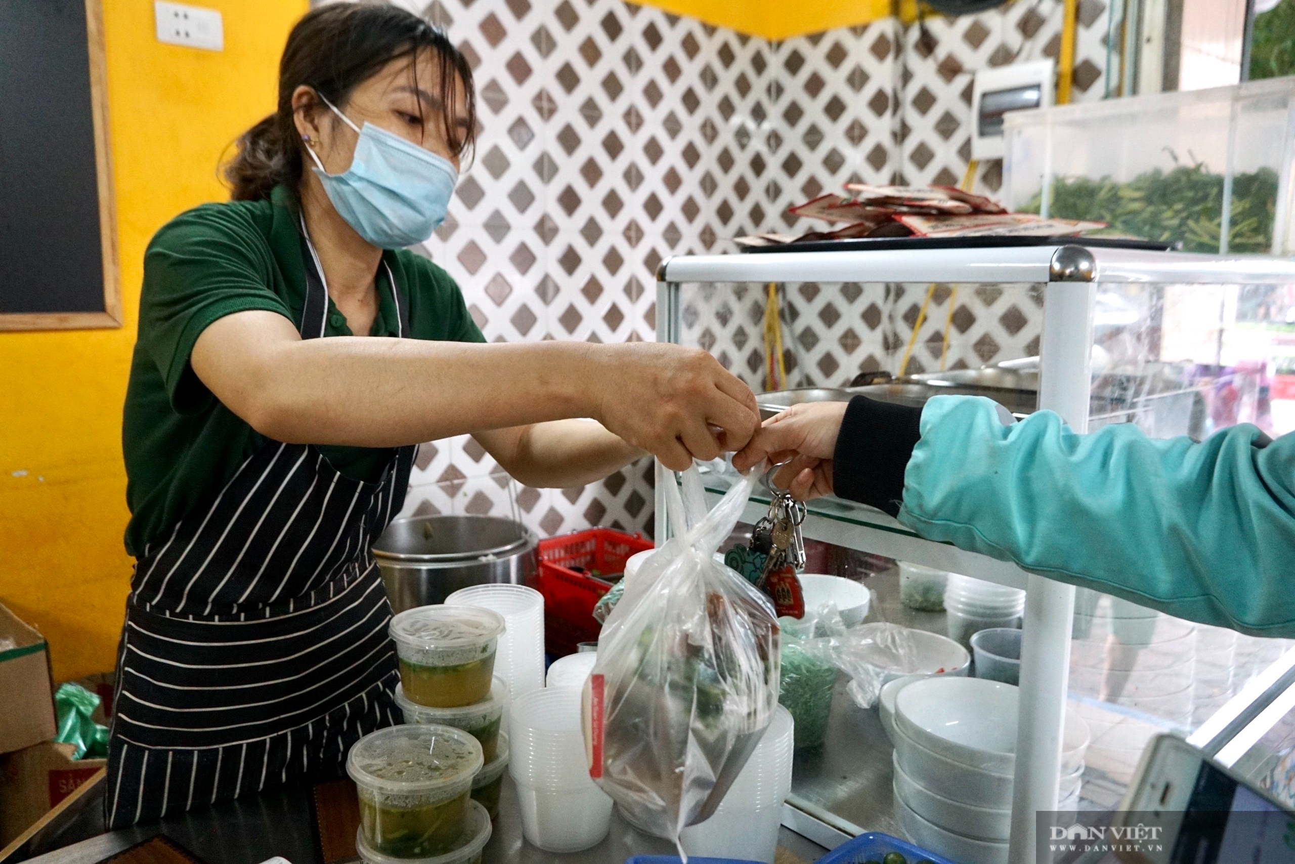 Shipper hoạt động nhộn nhịp tại các cơ sở ăn uống - Ảnh 8.