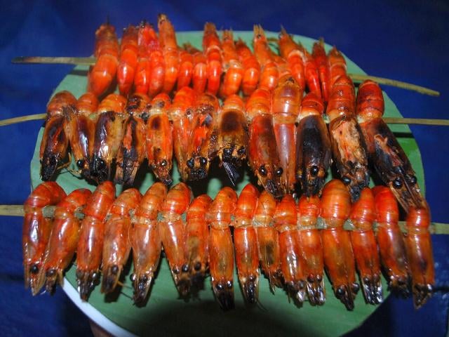 Đi săn bắt tôm suối rồi đem nướng lá chuối, nhà giàu có tiền nhiều chưa chắc được nếm thử - Ảnh 1.