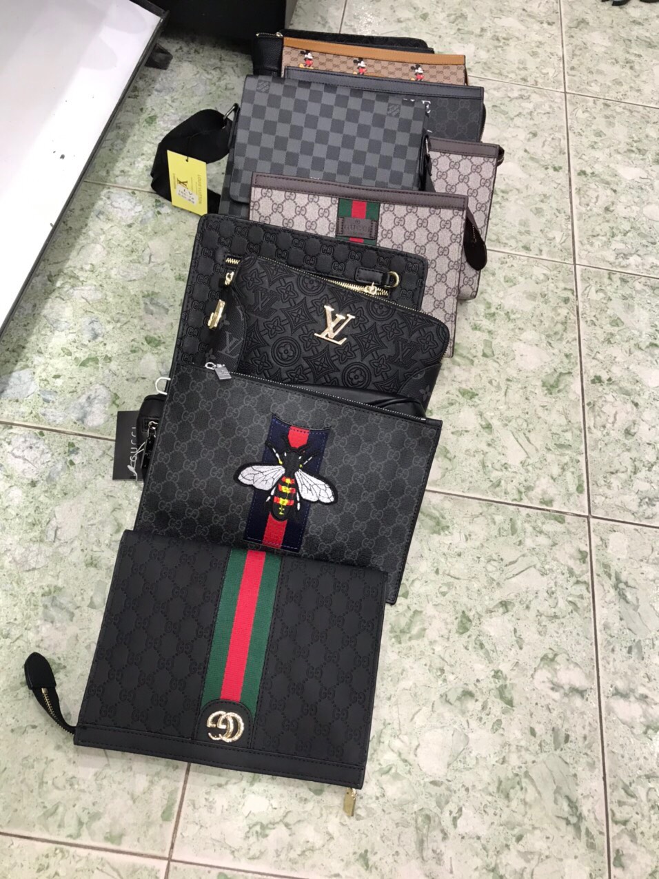 Bán lô hàng nhái GUCCI, Adidas trị giá 43 triệu đồng, bị phạt 45 triệu đồng - Ảnh 1. Bán lô hàng nhái GUCCI, Adidas trị giá 43 triệu đồng, bị phạt 45 triệu đồng - Ảnh 1.