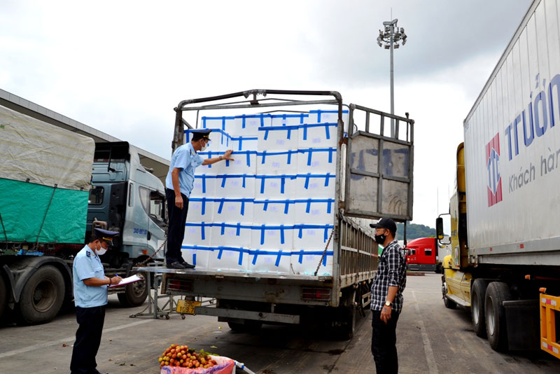 Lào Cai: Ưu tiên &quot;luồng xanh&quot; cho xuất khẩu vải sang Trung Quốc, cửa khẩu Kim Thành làm việc 15 giờ/ngày - Ảnh 2.