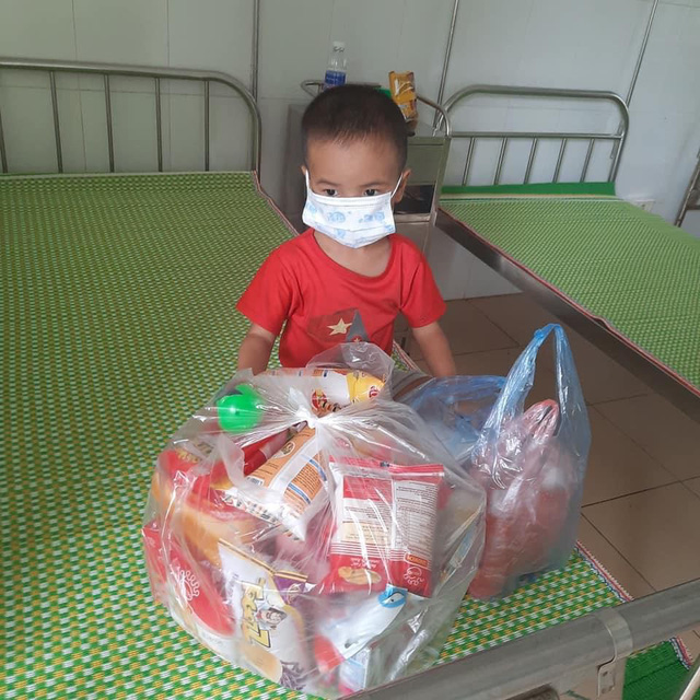 Hình ảnh những chiến binh tí hon mạnh mẽ trong khu cách ly khiến nhiều người rơi nước mắt - Ảnh 3.