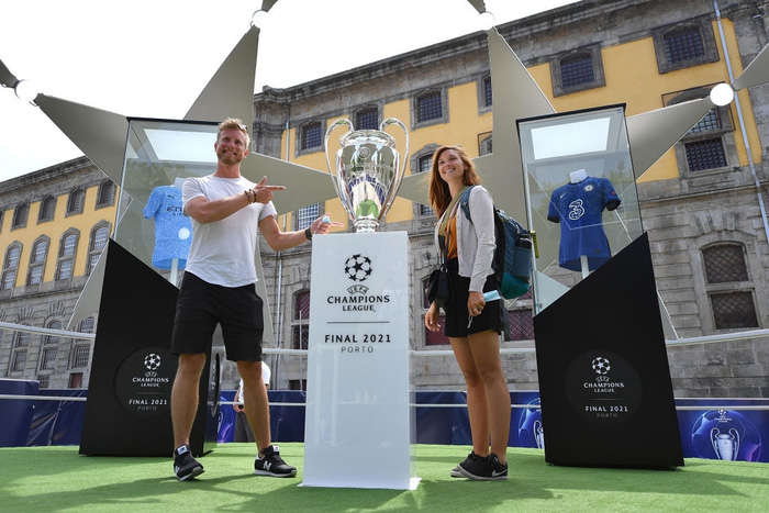 Clip: Fan MU choảng Fan Man City vì bị chế giễu mất cúp vô địch Europa League ngay tại nơi sắp diễn ra Champions League - Ảnh 8.