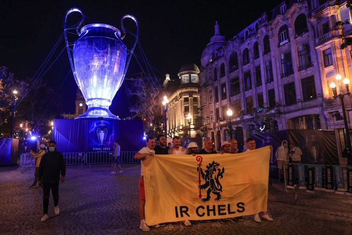 Clip: Fan MU choảng Fan Man City vì bị chế giễu mất cúp vô địch Europa League ngay tại nơi sắp diễn ra Champions League - Ảnh 9.