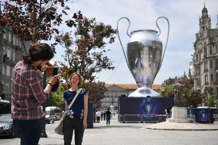 Clip: Fan MU choảng Fan Man City vì bị chế giễu mất cúp vô địch Europa League ngay tại nơi sắp diễn ra Champions League - Ảnh 6.