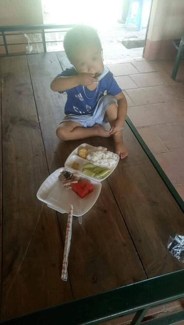 Hình ảnh những chiến binh tí hon mạnh mẽ trong khu cách ly khiến nhiều người rơi nước mắt - Ảnh 2.