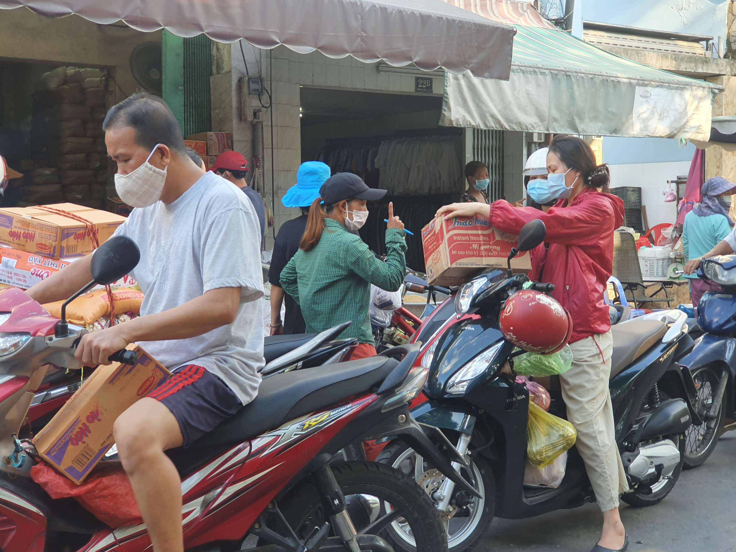 Chợ, siêu thị TP.HCM đông người mua sắm trước giờ giãn cách xã hội - Ảnh 1.