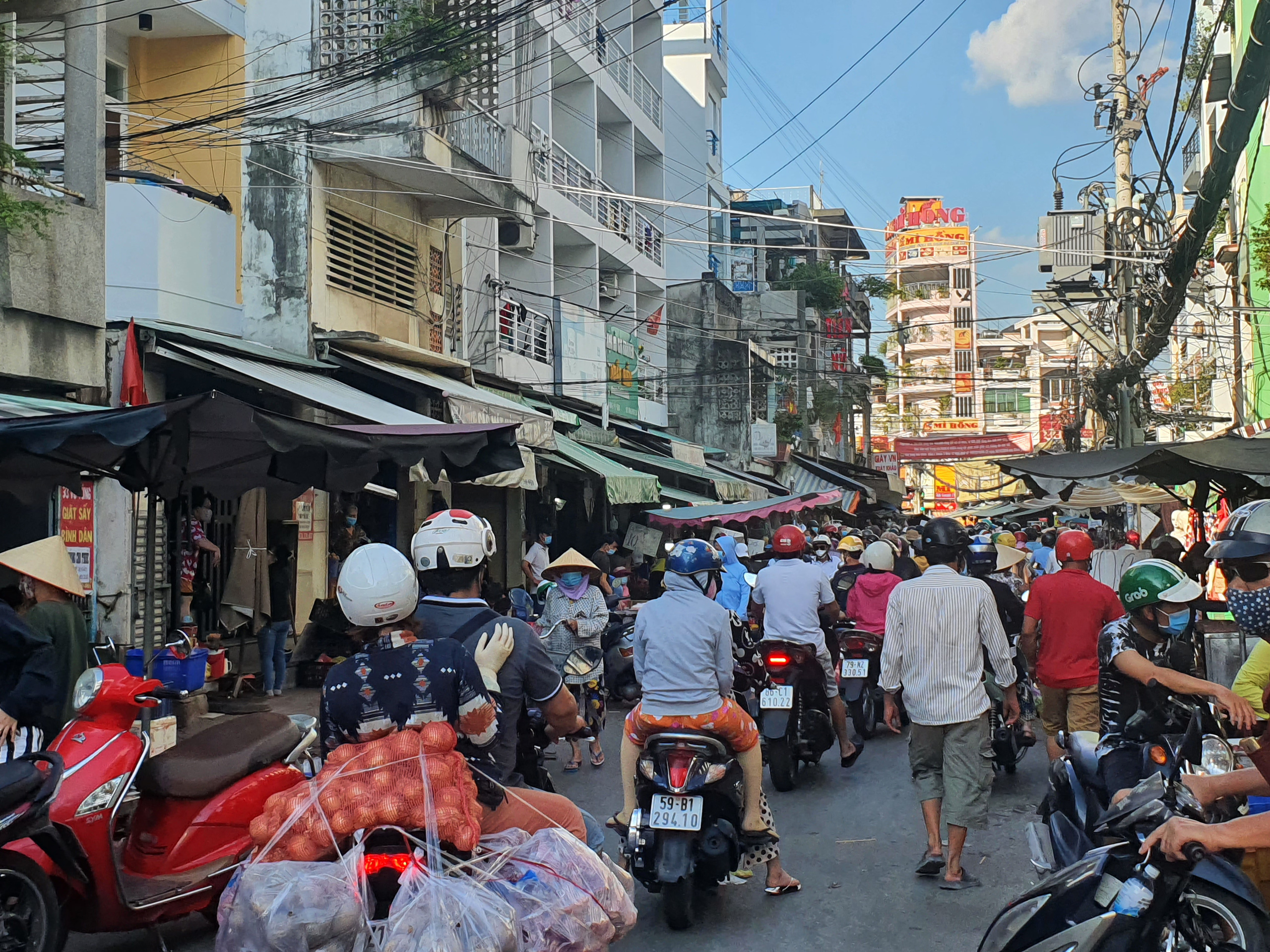 Chợ, siêu thị TP.HCM đông người mua sắm trước giờ giãn cách xã hội - Ảnh 5.