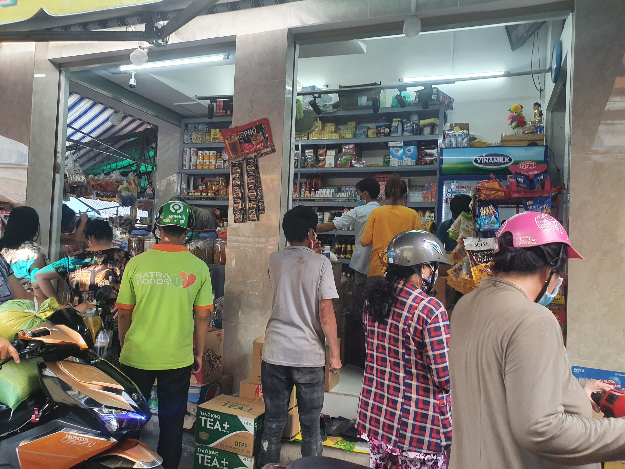 Chợ, siêu thị TP.HCM đông người mua sắm trước giờ giãn cách xã hội - Ảnh 6.