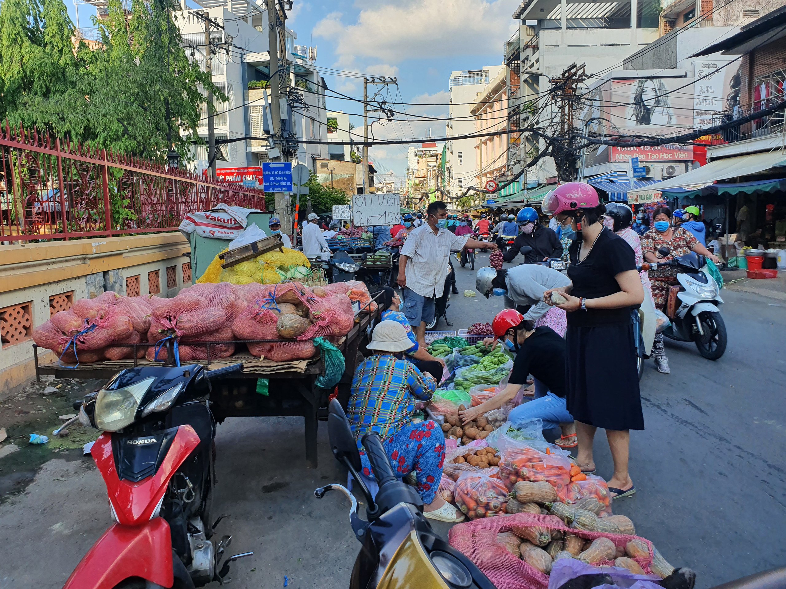 Chợ, siêu thị TP.HCM đông người mua sắm trước giờ giãn cách xã hội - Ảnh 7.